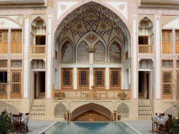 Mahinestan Raheb Hotel | It is located right in the ancient part of the city, near to most famous tourist attractions of Kashan. Agha...